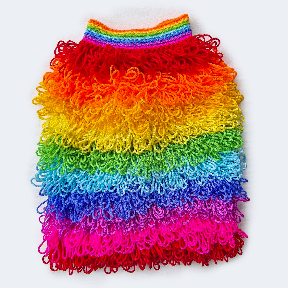 Holli's Closet gehäkelter Hundepullover mit Regenbogen Rücken